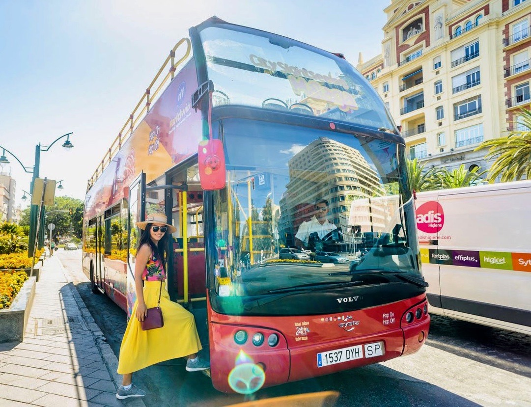 Un turista entrando en el hop on hop off, un autobús turístico en Málaga