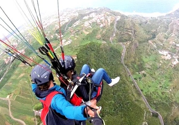 Enjoy coastal view on a tandem paraglide