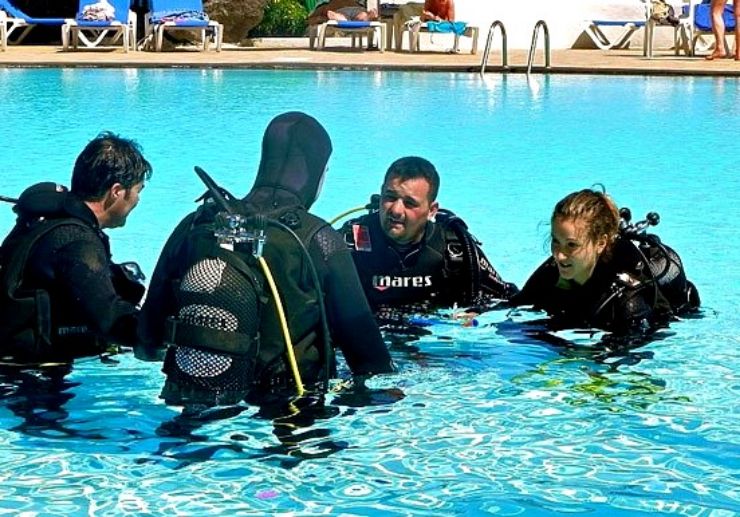 Confined water dive PADI open water course