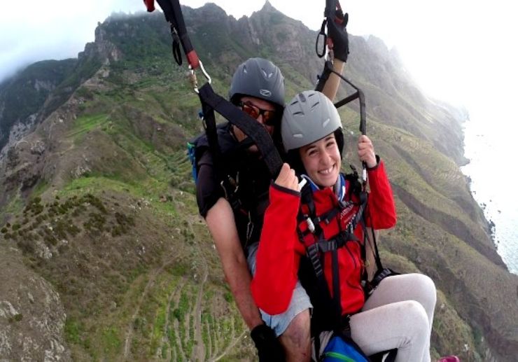 Paraglide ober Taganana mountain range 
