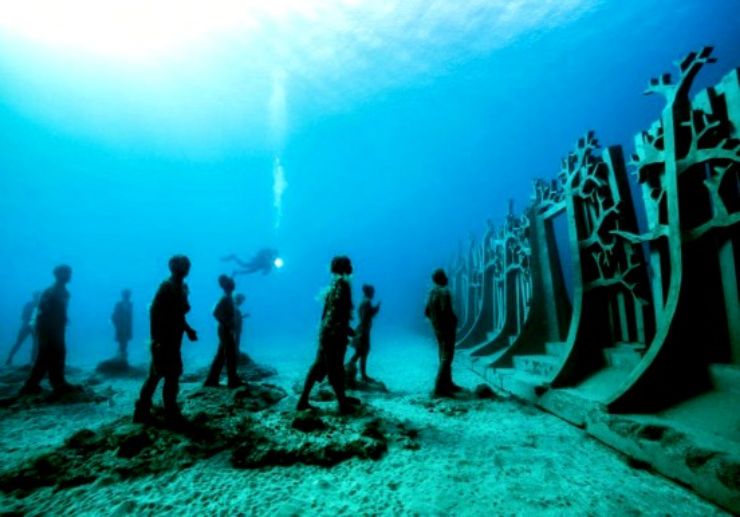 Diving to visit underwater sculptures