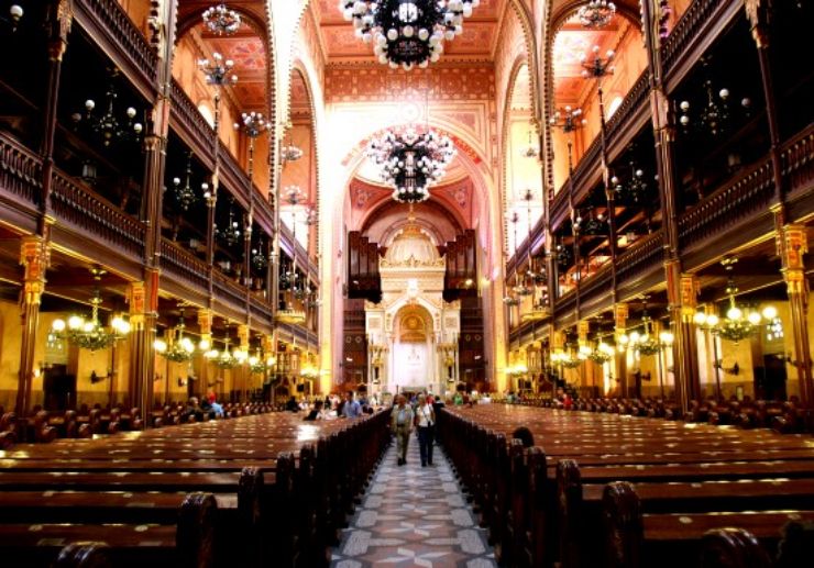 Visit Dohany St Synagogue In Budapest