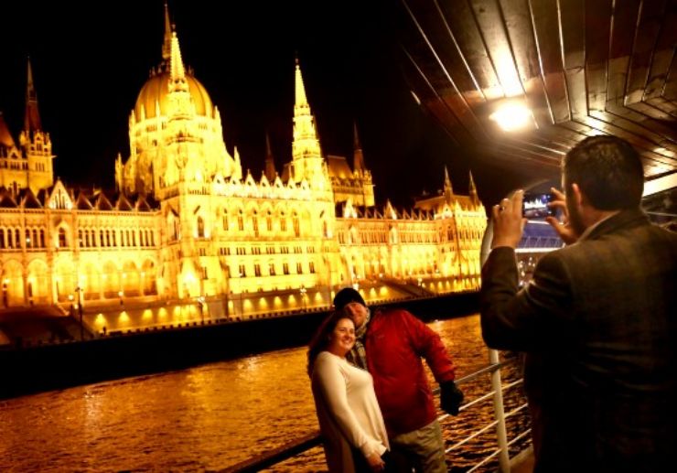 Budapest river cruise with dinner and Parliament