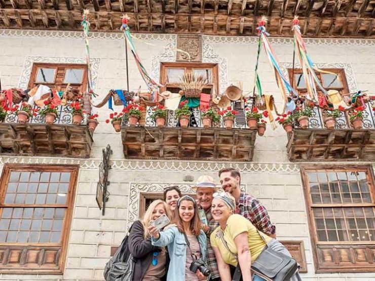 Group selfie outside of an emblematic building with wooden balconies in La Orotava